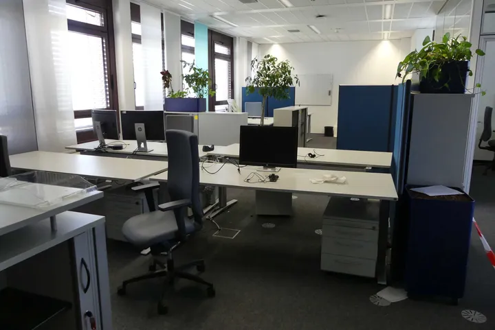 Rauminhalt Großraumbüro mit 11x Schreibtisch, elektrisch höhenverstellbar Hinweis: ohne Drucker